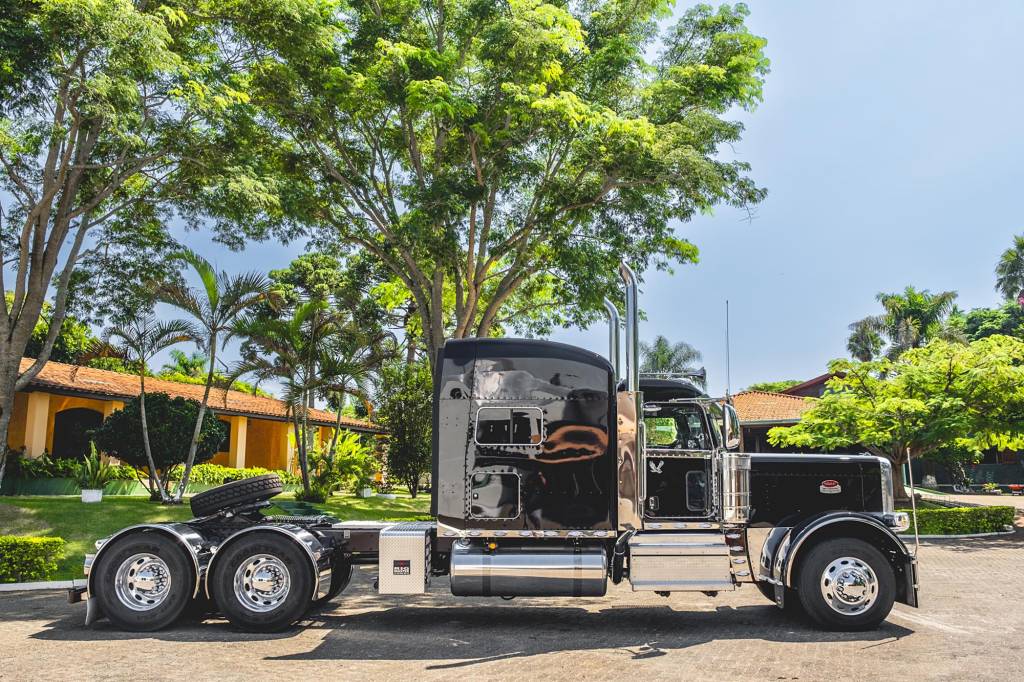 Peterbilt 389 Legendary Edition