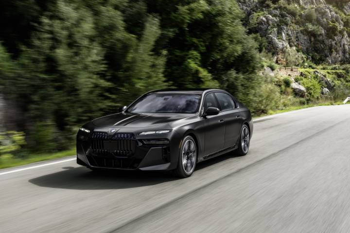 Novo BMW i7 é limusine elétrica com cinema 8k e estreia por R$ 1,3 milhão