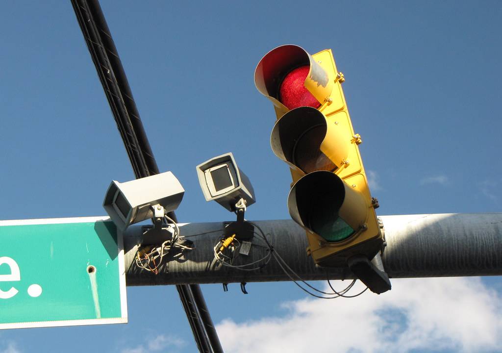 Câmeras feitas para monitorar o trânsito servirão para gerar multas, caso agente veja algo de errado nas imagens, disse o Contran