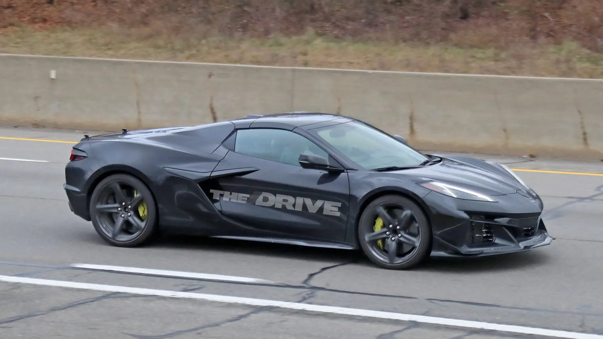 Provavelmente chamado de Corvette E-Ray, versão híbrida do esportivo já circula sem muitos disfarces
