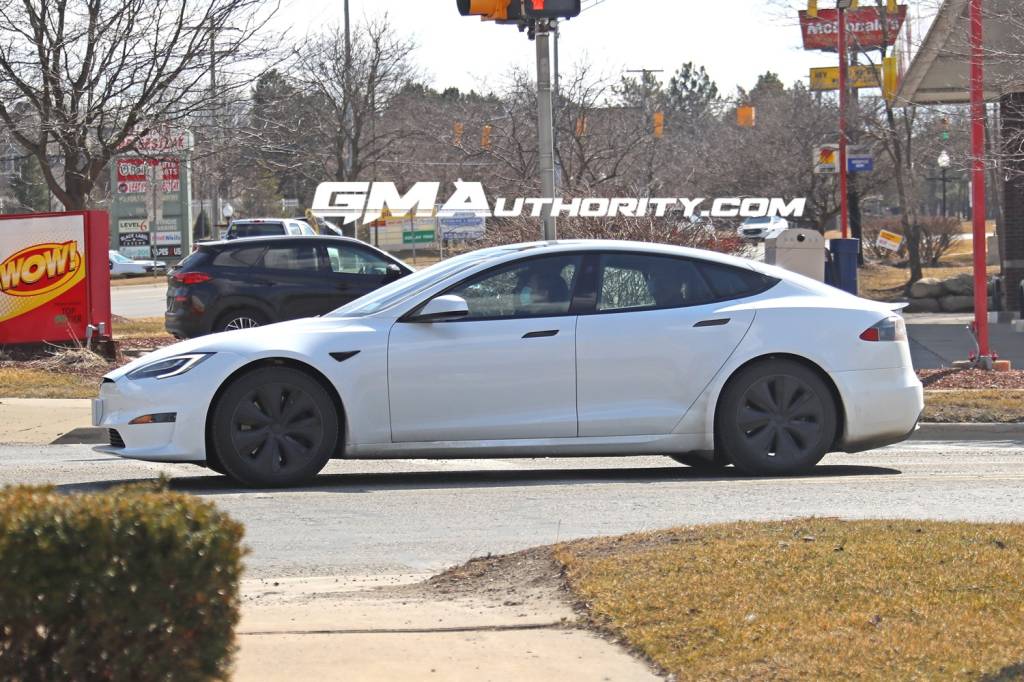 Tesla Model S Plaid da foto está sendo destrinchado pela GM, com boas chances de ser por causa de sua aceleração recorde no mundo automotivo