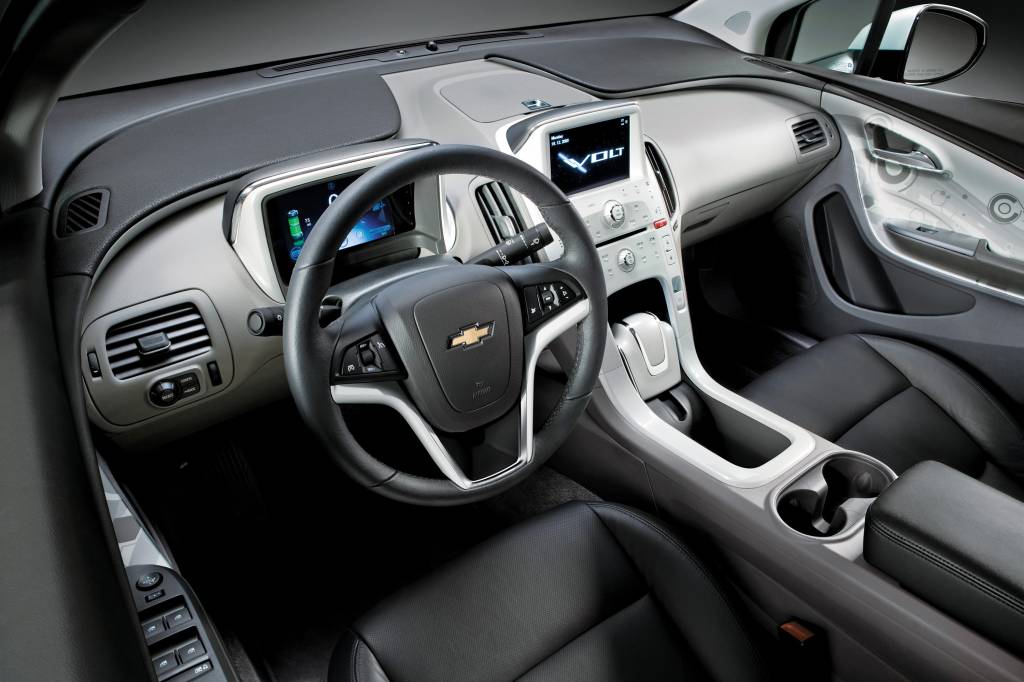 Interior do Volt, automóvel elétrico modelo 2010 da Chevrolet, testado pela revista Quatro Rodas.