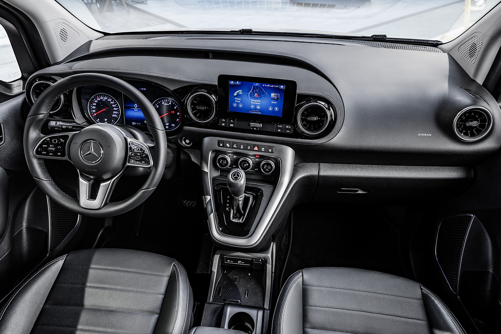 Die neue Mercedes-Benz T-Klasse – Interieur, rubellitrot metallic The new Mercedes-Benz T-Class – Interior, rubellite red metallic