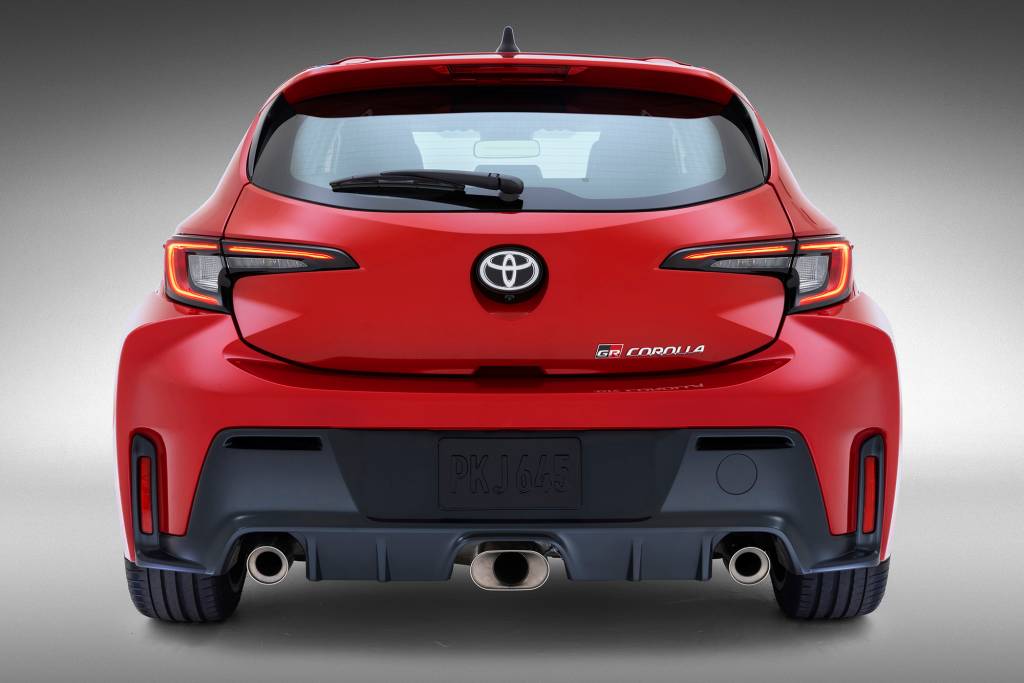 Toyota GR Corolla (1) Escape triplo foi necessário para atingir os 304 cv, e talvez seja um dos únicos pontos de crítica dos fãs