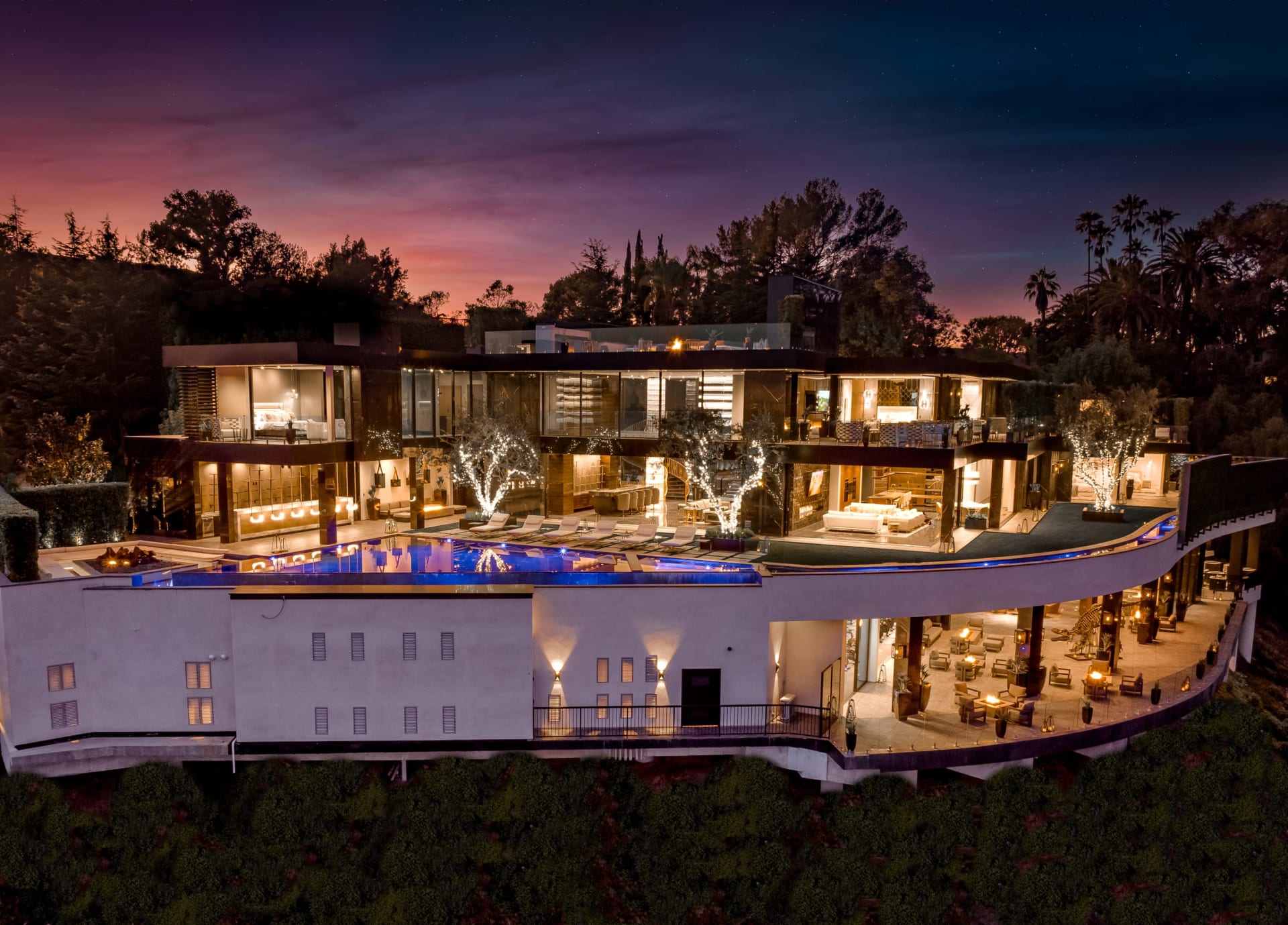 Localizada em Los Angeles, a mansão custa quase R$ 700 milhões
