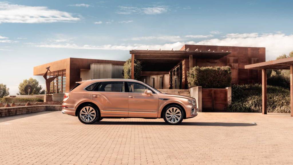 Bentley Bentayga EWB Bentayga EWB tem 5,32 m de comprimento