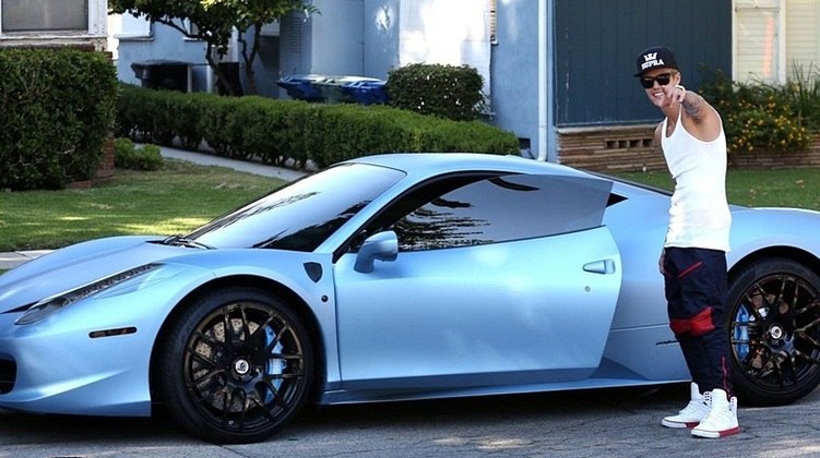 Ferrari proíbe Justin Bieber de comprar seus carros esportivos - Quatro  Rodas