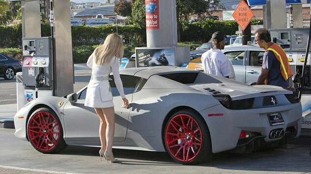 Kylie Jenner tem uma 458 Italia customizada. Será que teve autorização?