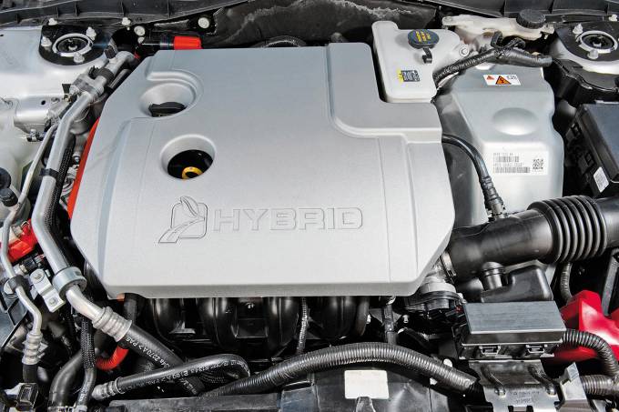 Motor do Fusion modelo 2012 da Ford, durante teste comparativo da revista Quatro