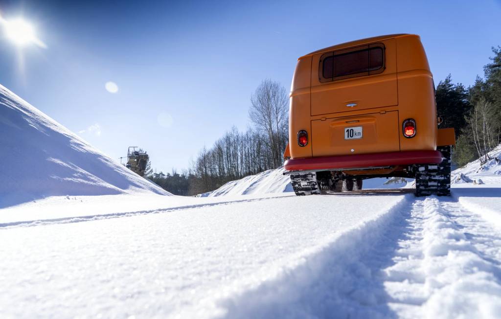 Kombi com esteiras de traseira na neve