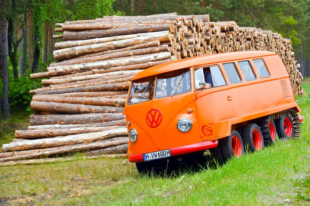 Kombi com esteira frontal na grama