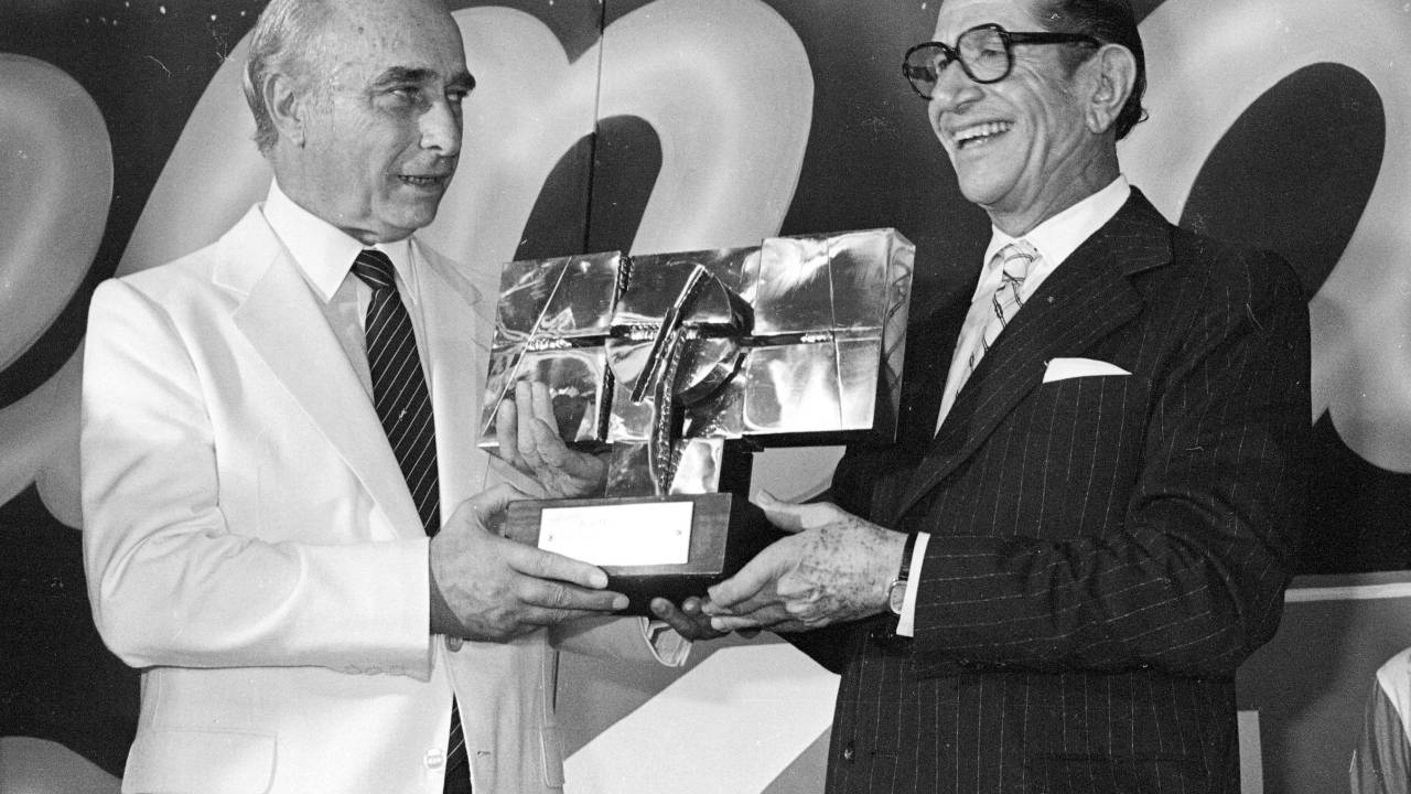 Victor Civita entregando a Juan Manuel Fangio o prêmio _Melhor Piloto de Todos o