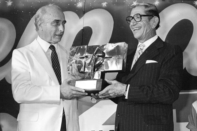 Victor Civita entregando a Juan Manuel Fangio o prêmio _Melhor Piloto de Todos o