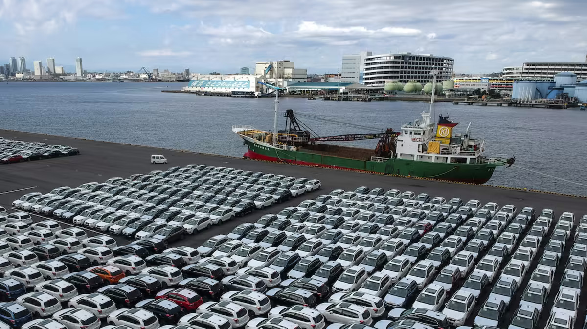 Veículos descarregados em porto na Rússia