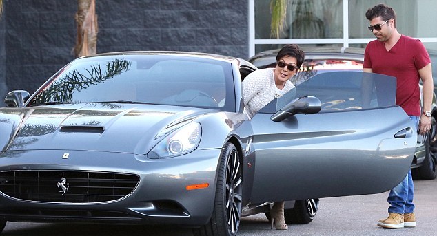 Kris Jenner, a mãe das famosas irmãs Kardashian, em sua Ferrari California
