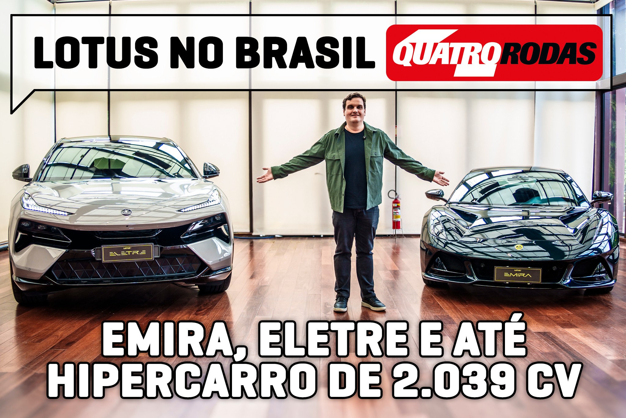 Homem sorridente de jaqueta verde e calça escura, braços abertos, entre um SUV cinza e um carro esportivo preto, em um showroom com piso de madeira. Acima, balão de fala com "LOTUS NO BRASIL" e logo Quatro Rodas. Abaixo, texto "EMIRA, ELETRE E ATÉ HIPERCARRO DE 2.039 CV"