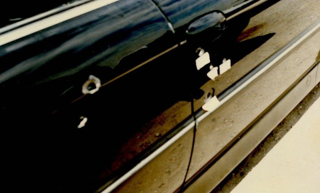 BMW 750iL em que Tupac foi baleado marcas de tiro na porta