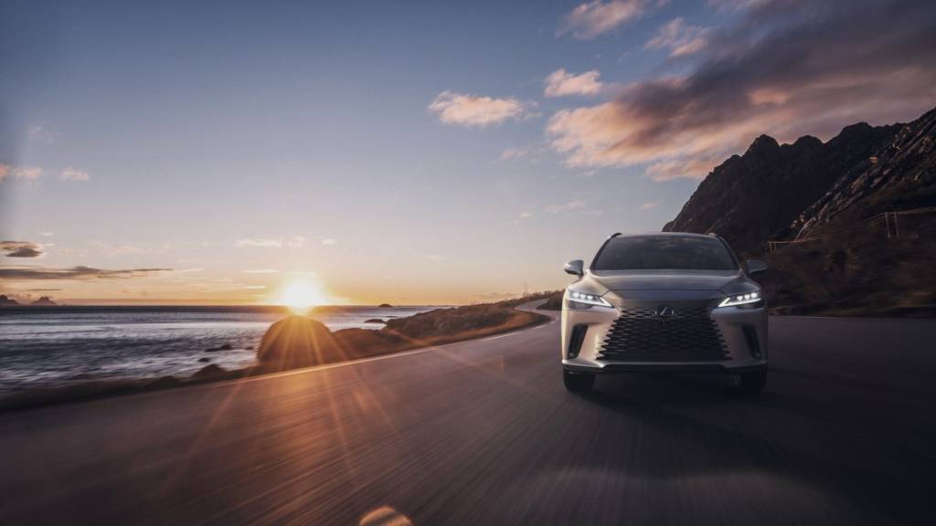 Lexus RX 2023 por do sol