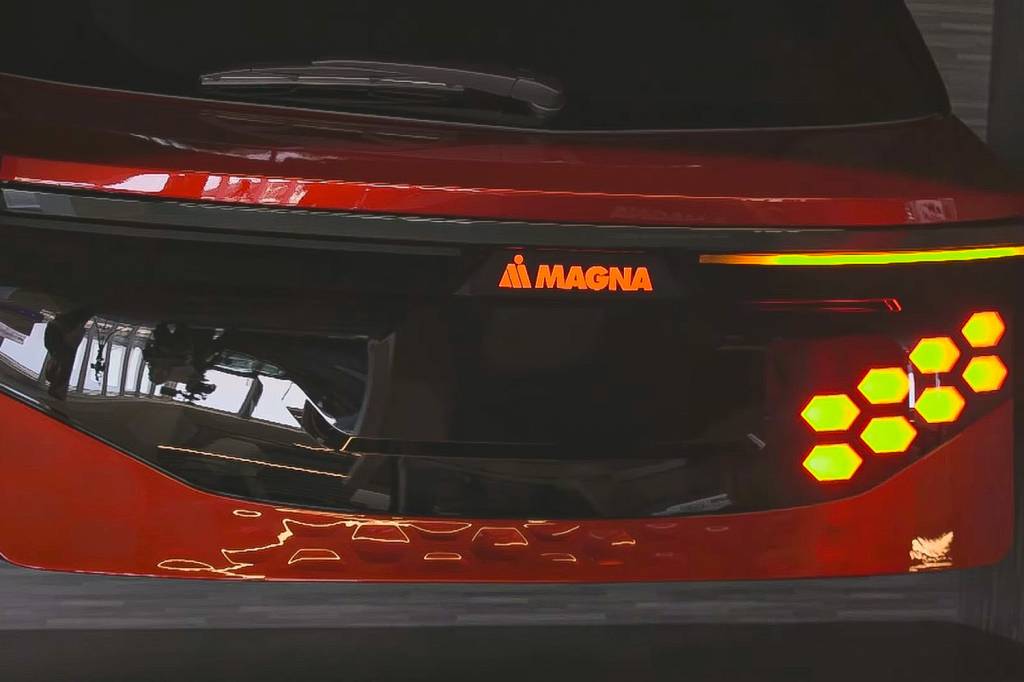 Nova tecnologia da Magna permite às lanternas traseiras se esconderem sob a tampa do porta-malas