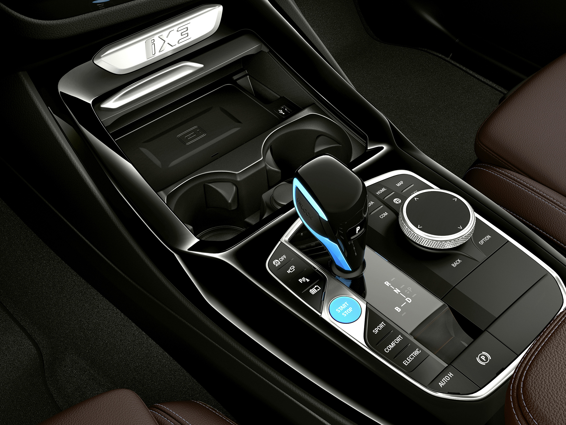 Small changes are seen in the central console, which maintains the lever and changes the signature
