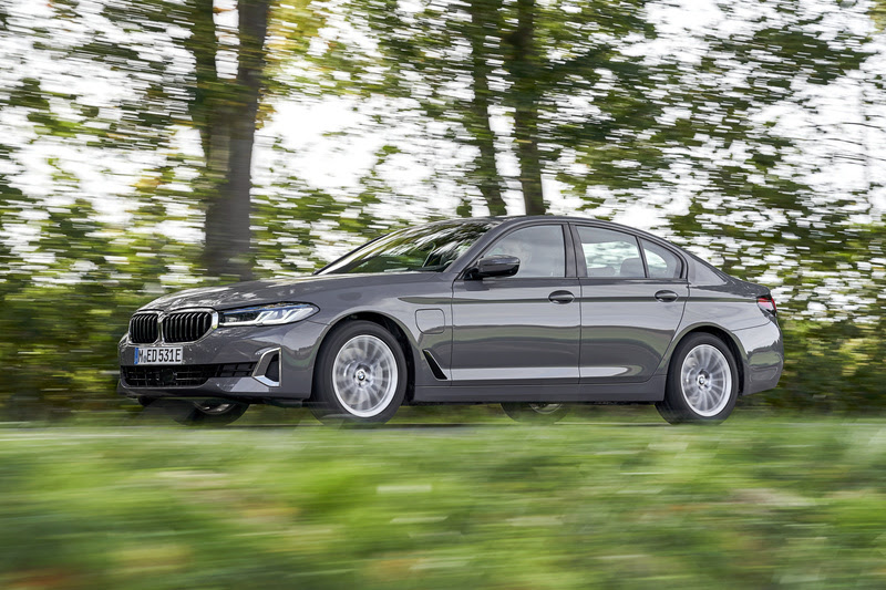 BMW 530e Luxury frontal em movimento