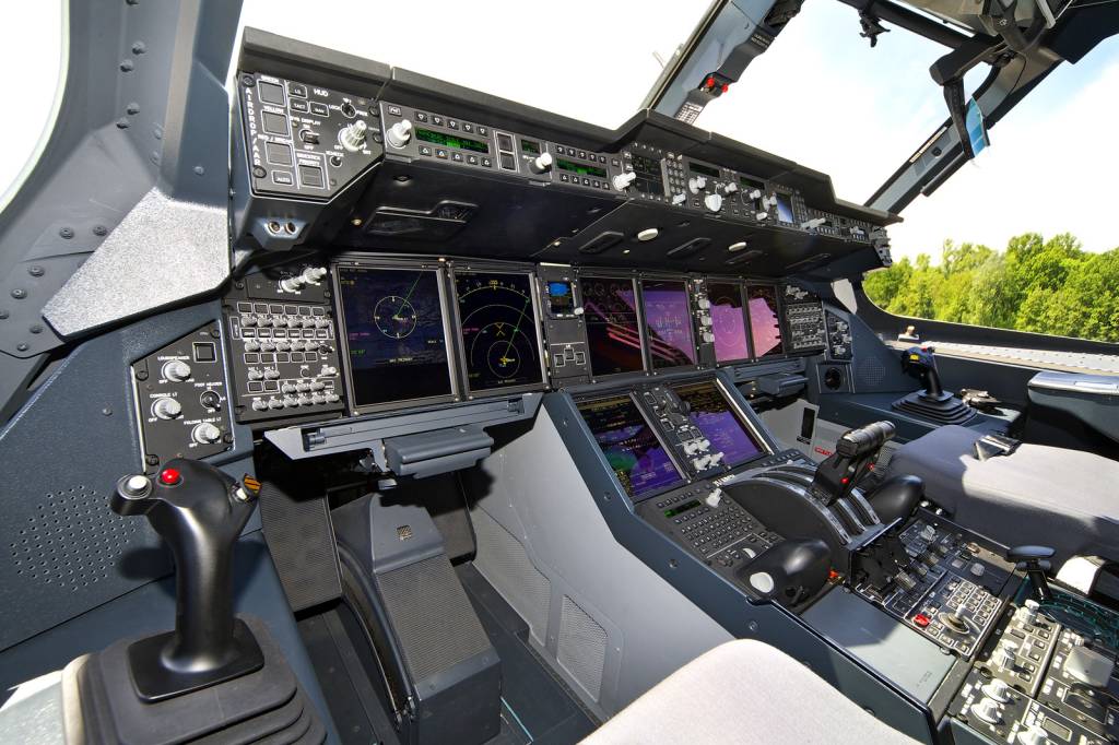 Em aviões modernos, o comando do piloto indica uma intenção de movimentar a aeronave. Quem realmente comanda o jato é o computador