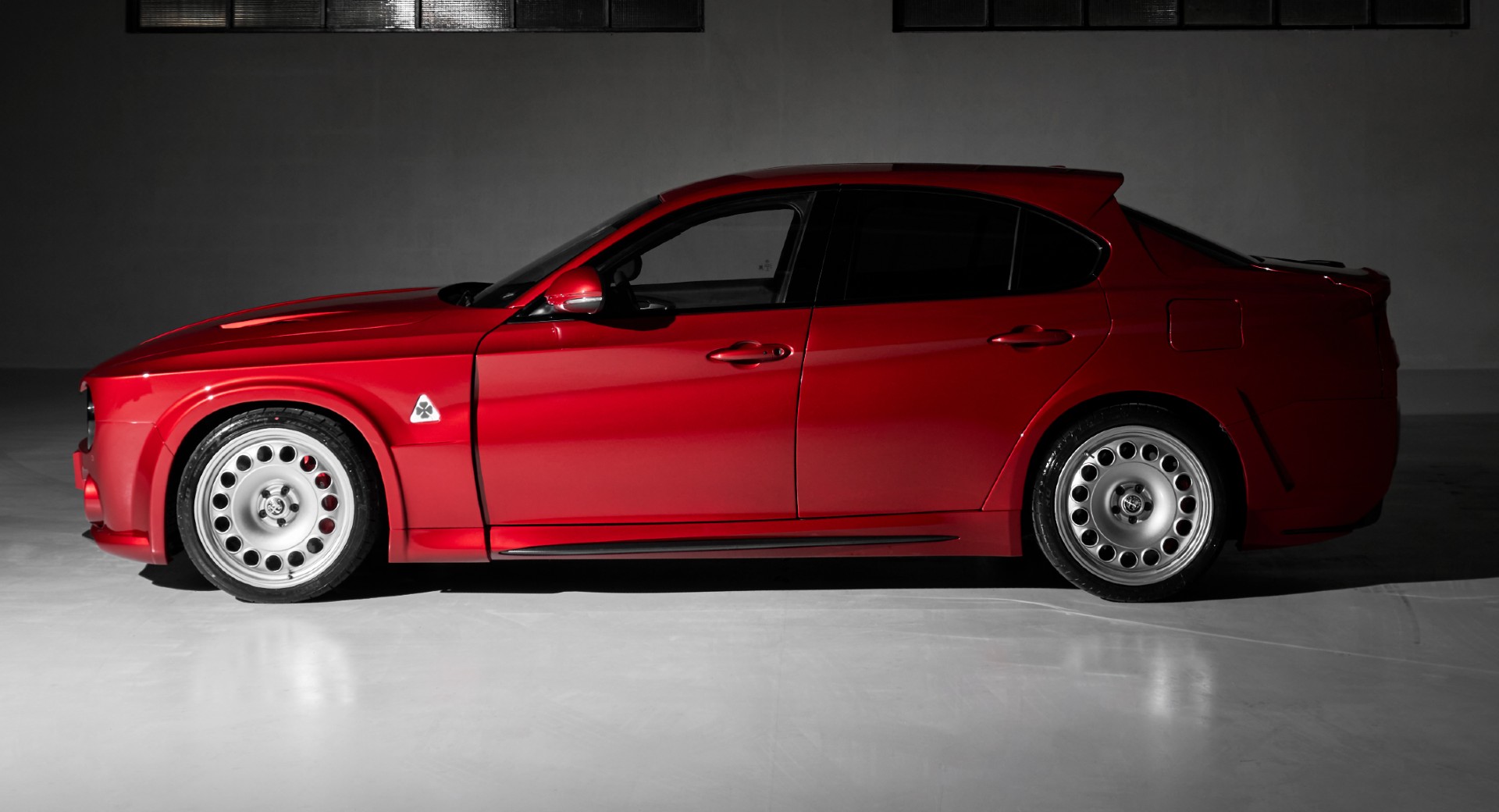 Empresa italiana transforma Alfa Romeo Giulia em carro dos anos