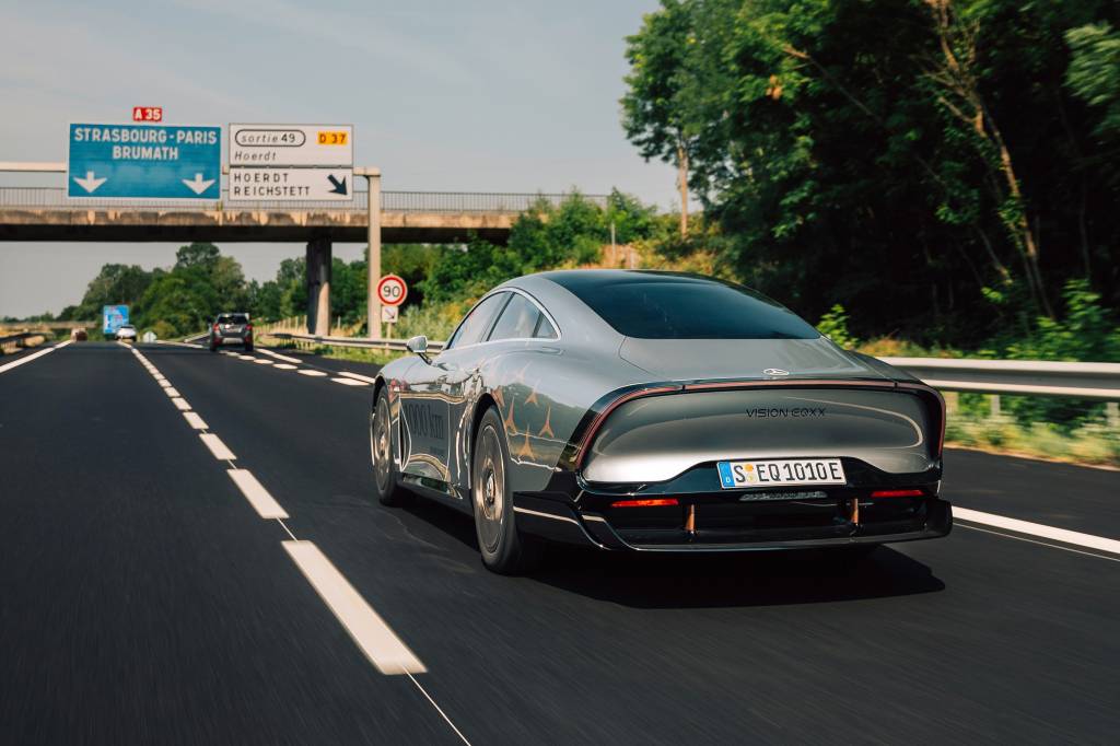 VISION EQXX übertrifft eigenen Effizienzrekord beim Sommer-Roadtrip von Stuttgart nach Silverstone (GB) – mit 1.202 Kilometern mit einer einzigen BatterieladungVISION EQXX breaks own efficiency record on 1,202 km summer road trip from Stuttgart (Germ Mercedes-Benz Vision EQXX