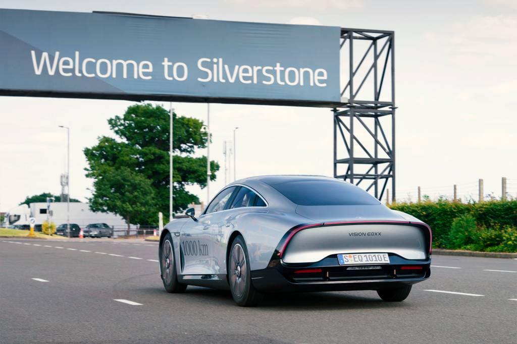 VISION EQXX übertrifft eigenen Effizienzrekord beim Sommer-Roadtrip von Stuttgart nach Silverstone (GB) – mit 1.202 Kilometern mit einer einzigen BatterieladungVISION EQXX breaks own efficiency record on 1,202 km summer road trip from Stuttgart (Germ Mercedes-Benz Vision EQXX