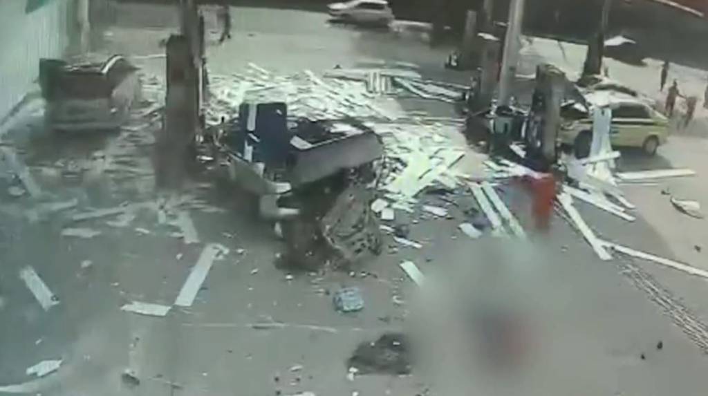 Explosão no Rio de Janeiro deixou veículo e posto destruídos, e uma pessoa morta