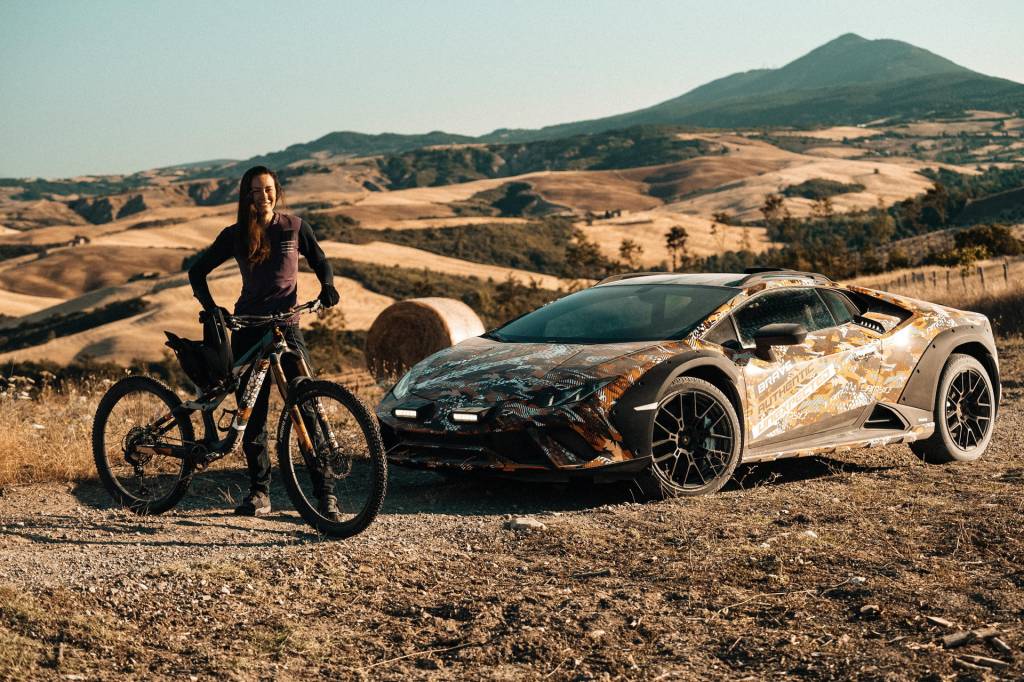Lamborghini-Huracan-Sterrato-teaser-1 Lamborghini Sterrato off-road lateral