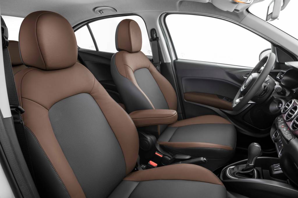 cronos_precision Fiat Cronos 1.3 CVT com bancos em marrom, opcionais