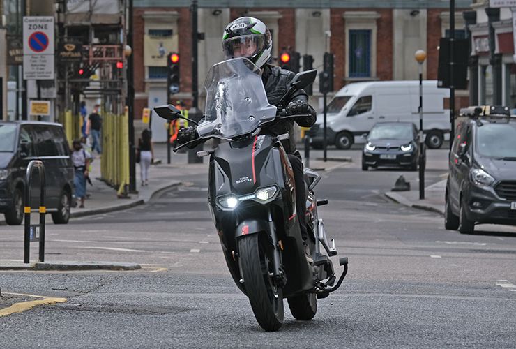 scooter Super Soco CPX na rua