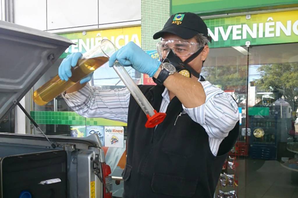 teste-de-qualidade-de-combustivel-gasolina-adulterada-alcool-etanol