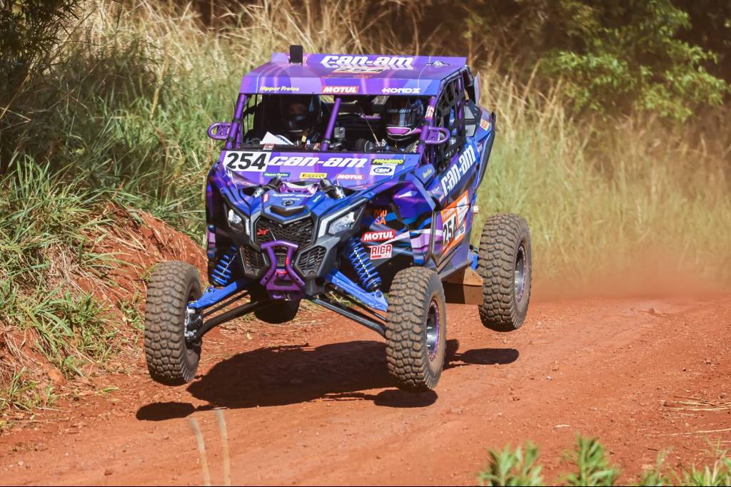 Primeira mulher a competir nos Sertões, Helena Deyama é destaque em 2022