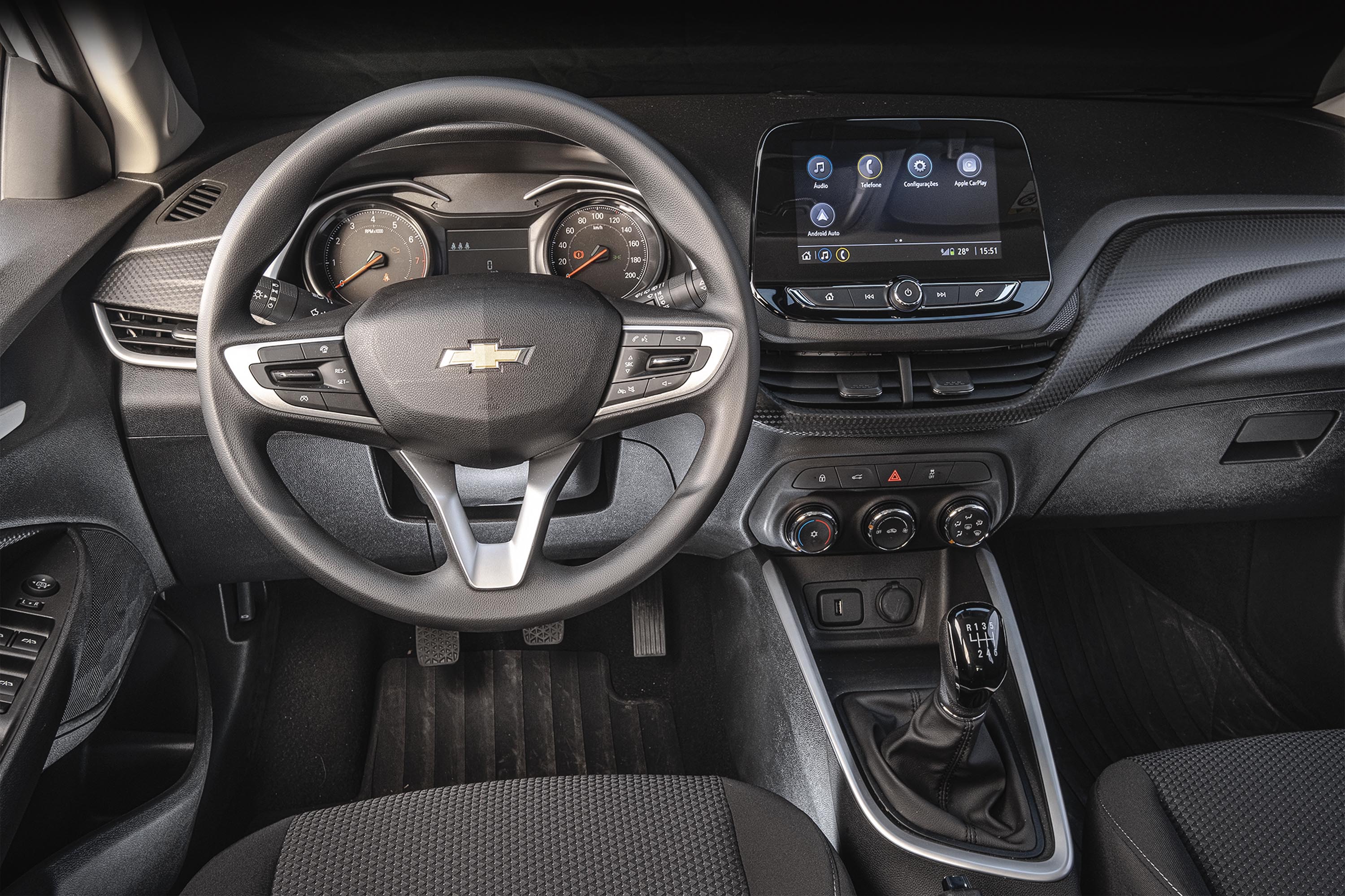 Chevrolet Onix 2024 mais barato tem seis airbags e até bluetooth