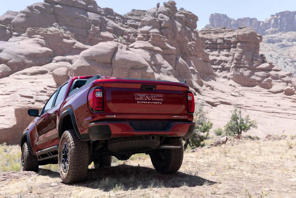 2023-GMC-Canyon-203 GMC Canyon 2023 AT4X traseira