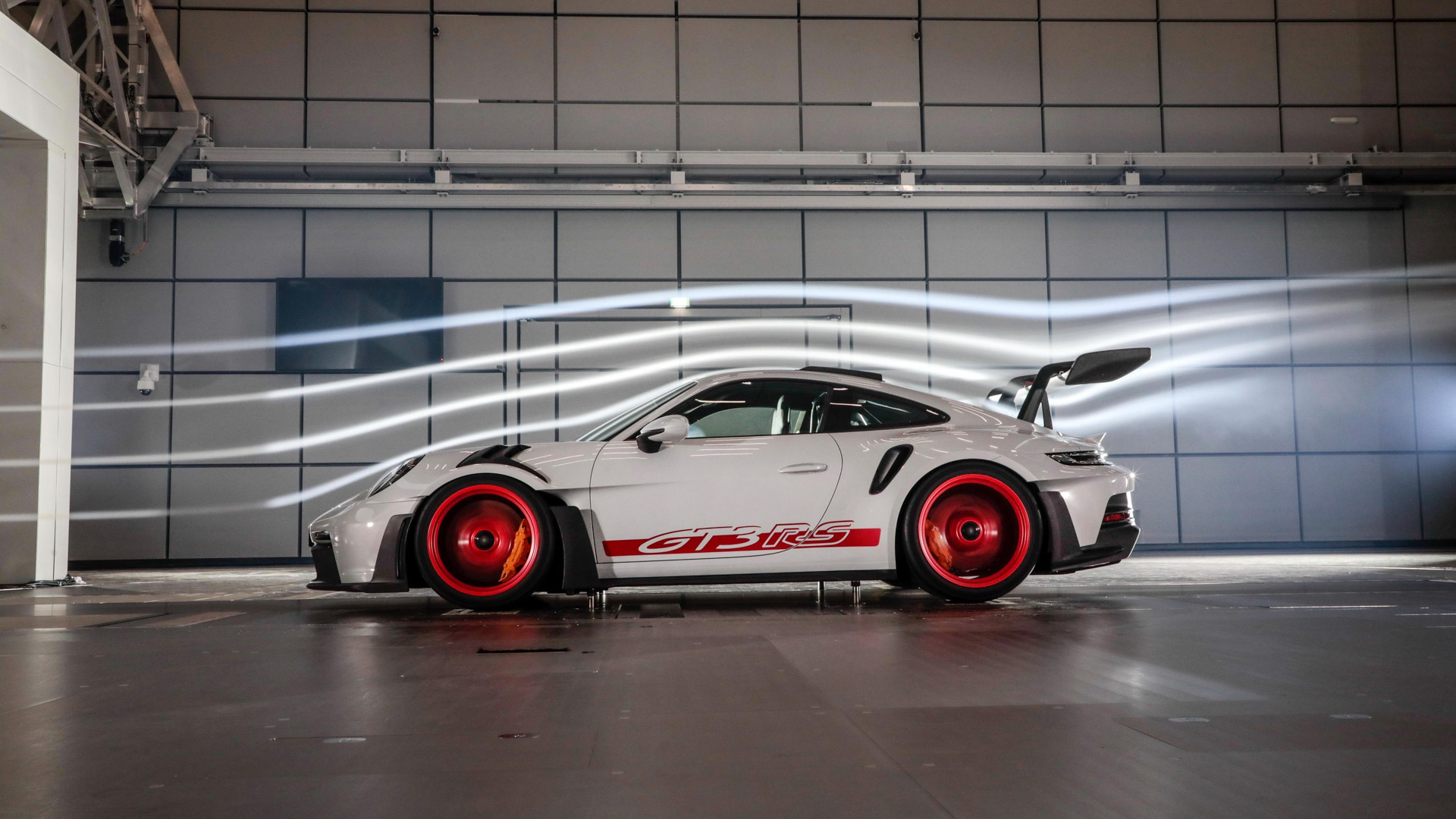 Porsche 911 GT3 RS 2023 é visto em testes na pista longa de