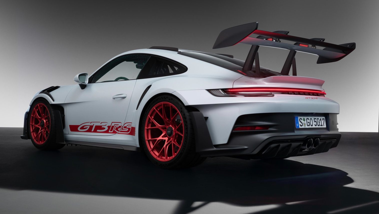 Novo Porsche 911 GT3 RS tem 525 cv e até as portas são de fibra de
