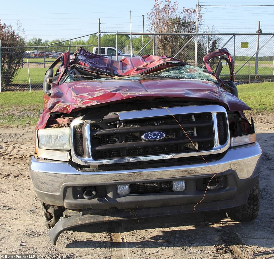 61609711-11132227-The_roof_of_the_couple_s_Ford_F_250_truck_that_collapsed_when_th-a-41_1661179050147 TETO DA F-250 ENVOLVIDA NO ACIDENTE