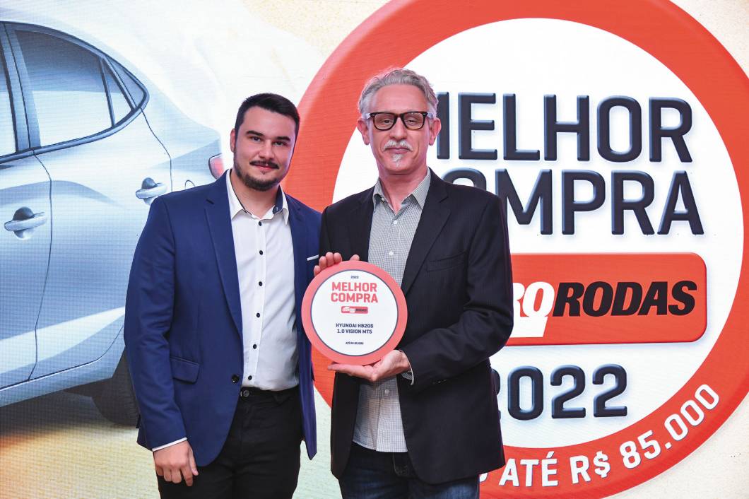 <span class="s1"><b> O repórter Guilherme Fontana premia a Hyundai, pelas mãos de Maurício Jordão <i>(à direita)</i></b></span> <span class="s1"><b> O repórter Guilherme Fontana premia a Hyundai, pelas mãos de Maurício Jordão <i>(à direita)</i></b></span>
