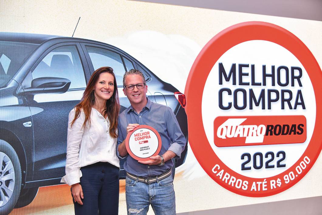 <span class="s1"><b>A diretora executiva da Abril, Andrea Abelleira, entrega o prêmio ao representante da Chevrolet, Felipe Nóbrega.</b></span> <span class="s1"><b>A diretora executiva da Abril, Andrea Abelleira, entrega o prêmio ao representante da Chevrolet, Felipe Nóbrega.</b></span>