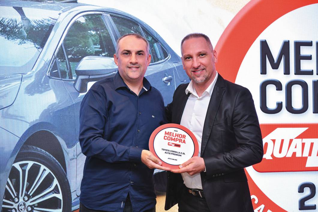 <span class="s1"><b>O fotógrafo Fernando Pires entrega o prêmio de primeiro lugar na categoria Carros até R$ 200.000 para Jorge Mussi, representante da Toyota</b></span>