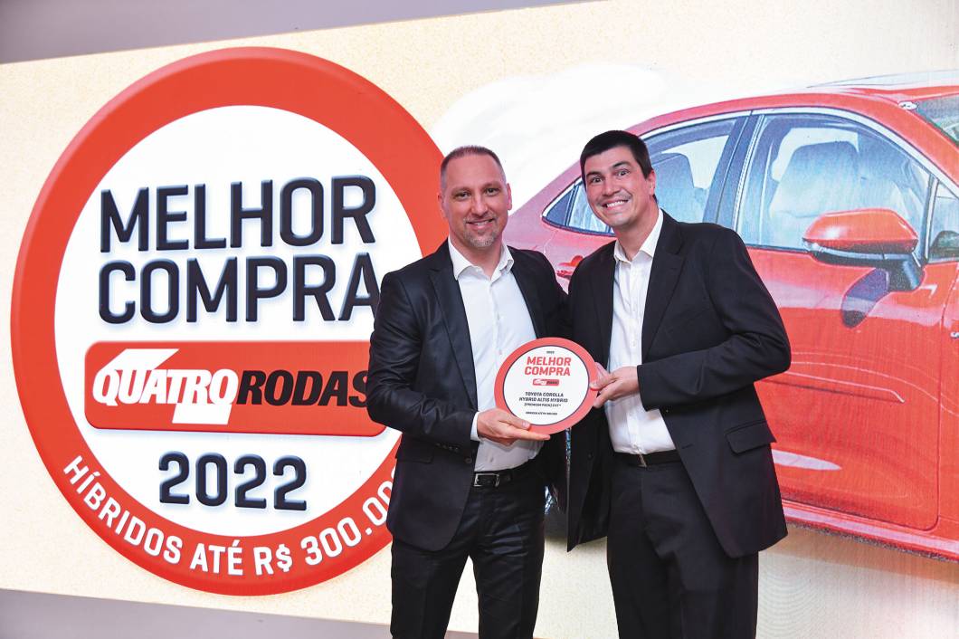 <span class="s1"><b>O piloto de testes Leonardo </b></span><span class="s2"><b>Barboza premia a Toyota por vencer na categoria Híbridos até R$ 300.000; a marca foi novamente representada por Jorge Mussi</b></span>