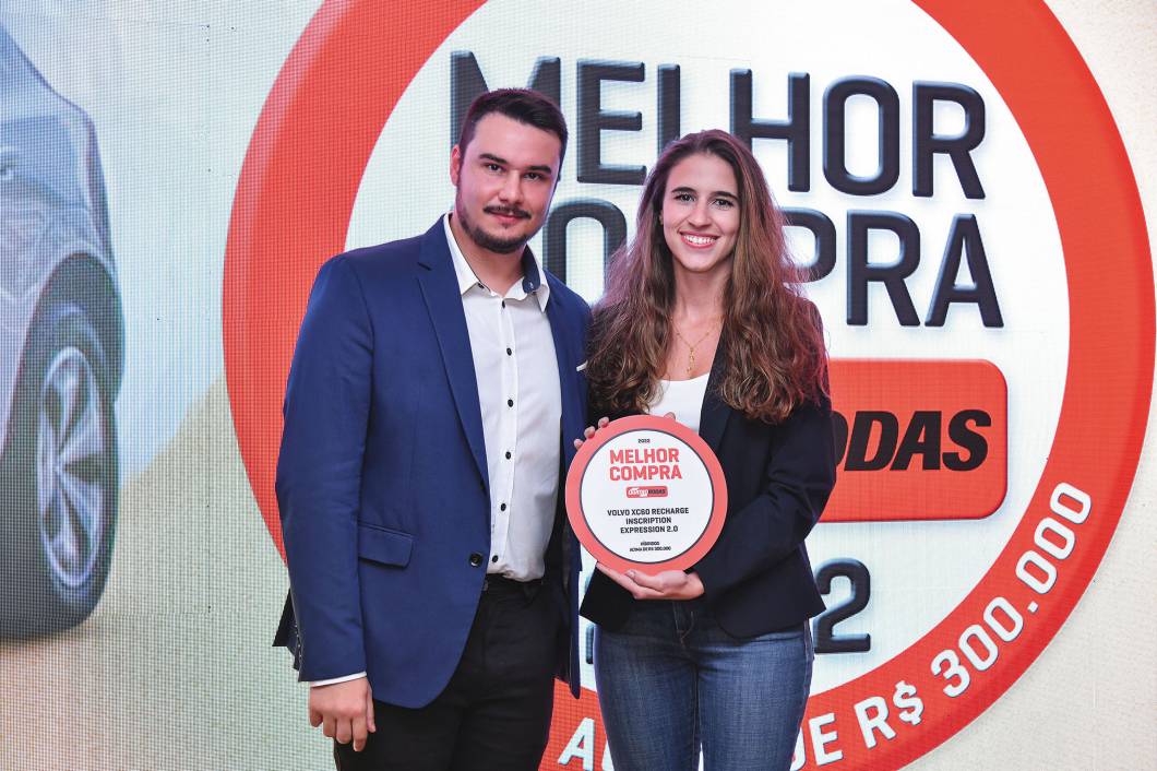 <span class="s1"><b> O repórter Guilherme Fontana entrega um dos prêmios recebidos pela Volvo, representada por Andressa Fernandes.</b></span>