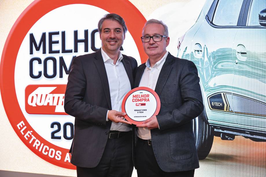 <span class="s1"><b>O redator-chefe, Paulo Campo Grande, entrega o prêmio a Carlos Henrique Ferreira, representante da Renault</b></span>