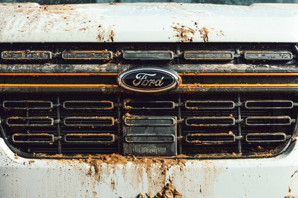 Emblemas da Ford são pintados em preto