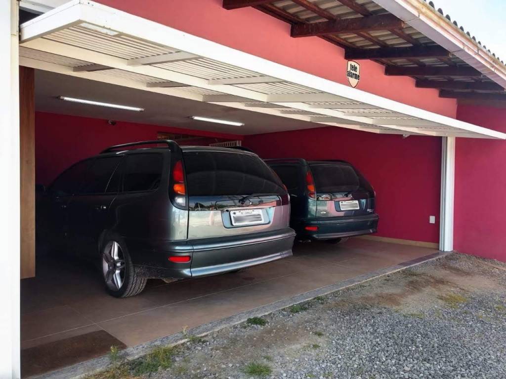 Garagem de casa: as duas Weekend Turbo do casal