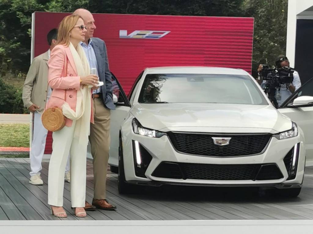 Mary Barra, CEO da General Motors, no espaço da Cadillac;