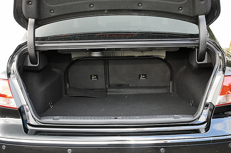 Porta-malas do Azera 3.3 V6, modelo 2008 da Hyundai, testado pela revista Quatro Rodas.